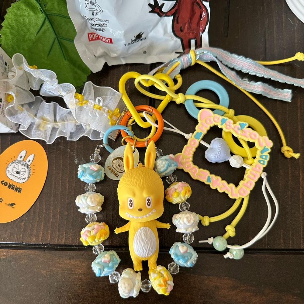 THE MONSTERS 10th Anniversary
Series Figures keychain COWAWA